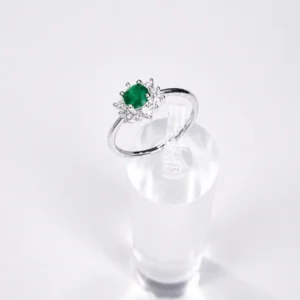 Anillo Esmeralda Halo Floral Elegante