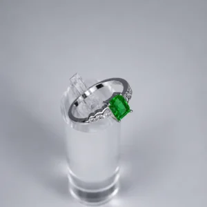 Anillo Esmeralda Rectangular Diseño Asimétrico