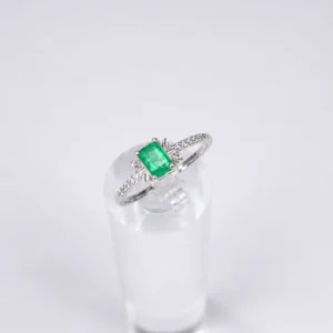 Anillo Esmeralda Rectangular Detalles Florales